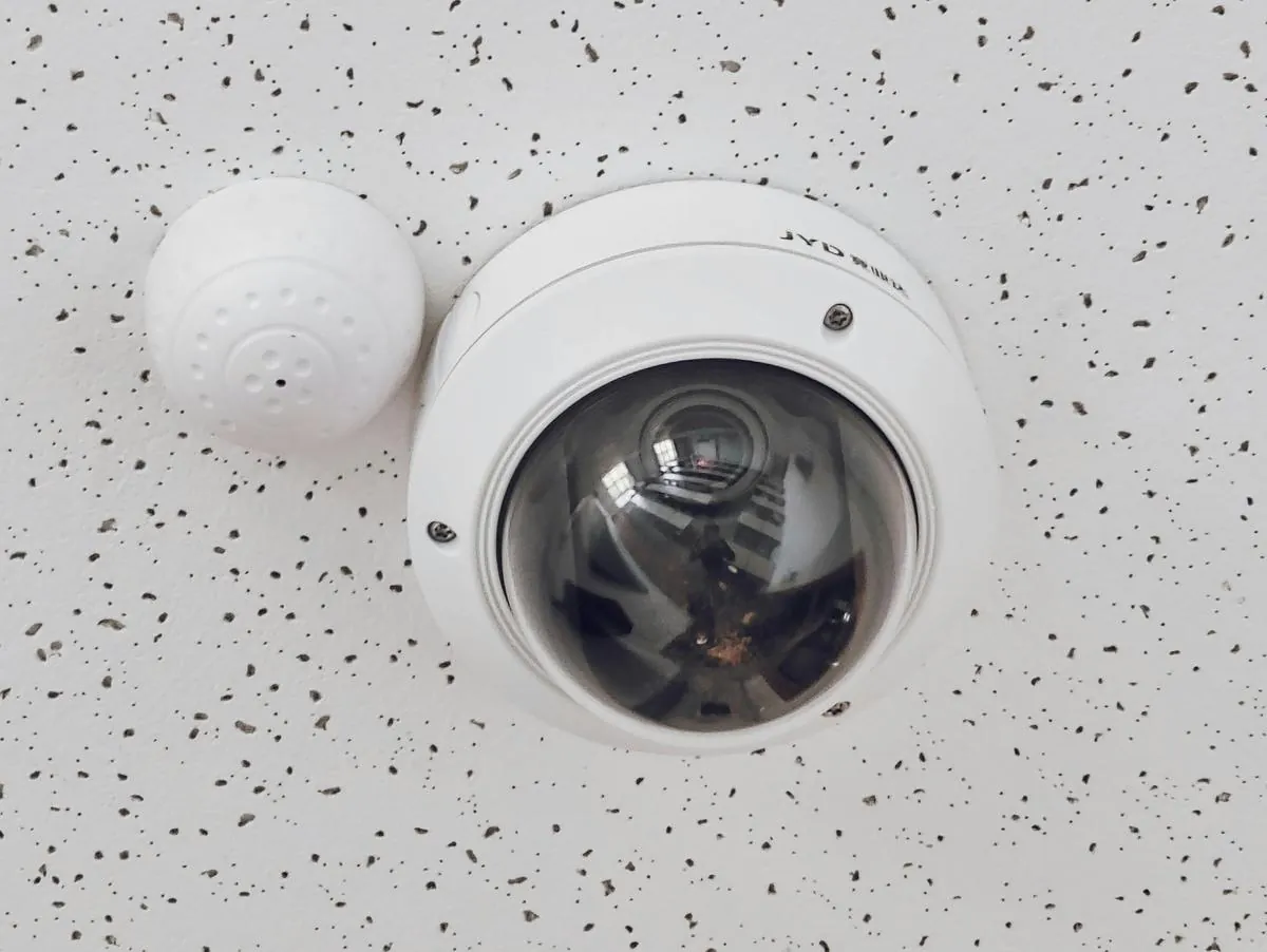 Cámara domo de videovigilancia instalada en techo
