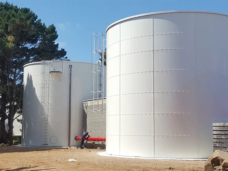 Cisternas metálicas de reserva de agua para sistema contra incendios, con tubería roja de succión