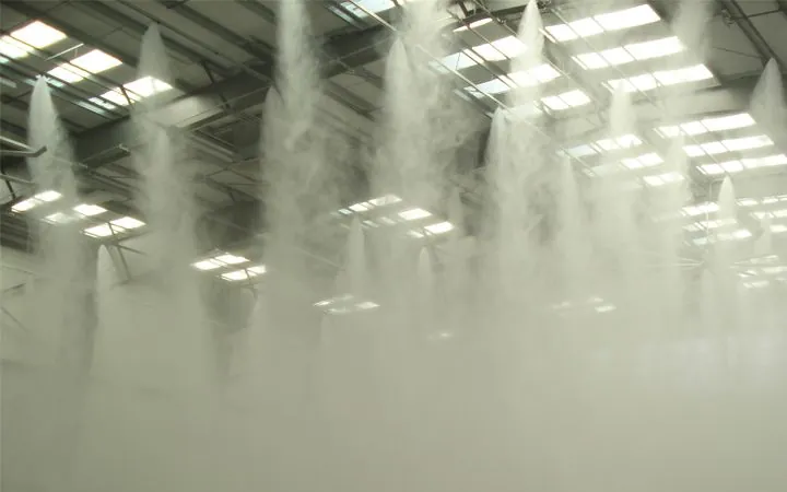 Descarga de prueba de sistema de supresión por agua nebulizada en nave industrial